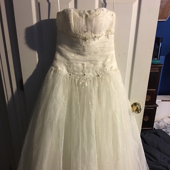 Formal gown/prom/semi formal/gala/wedding - Picture 2 of 8